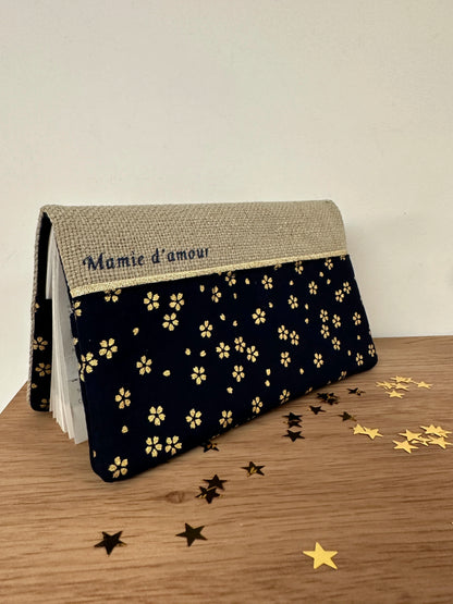 Exemple de personnalisation extérieure du porte-chéquier en lin beige et tissu japonais Sakura bleu nuit.