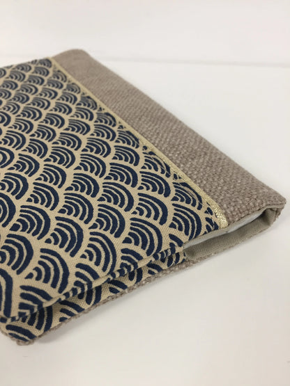 Vue détaillée du porte chéquier en lin beige et tissu japonais Seigaiha bleu marine.
