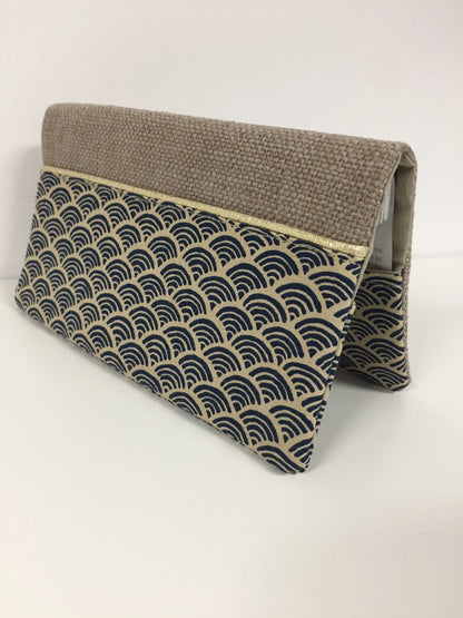 Le porte chéquier en lin beige et tissu japonais Seigaiha bleu marine, face avant.