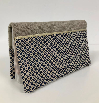 Le porte-chéquier en lin beige et tissu japonais Shibori bleu, face avant.