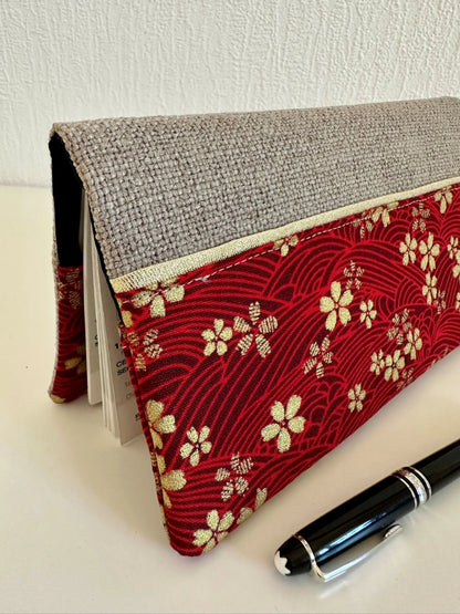 Vue détaillée du liseré doré du porte chéquier en lin et tissu japonais Sakura rouge et doré.