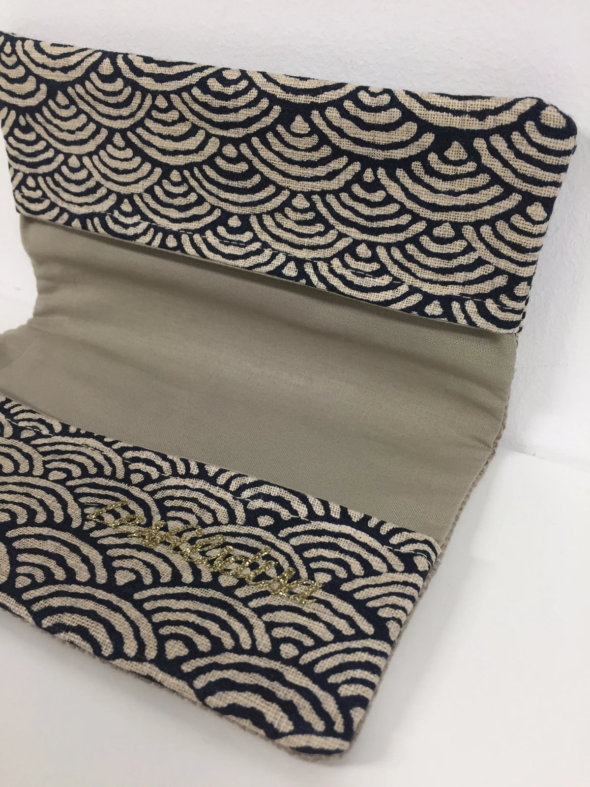 Vue intérieure du porte chéquier en lin et tissu japonais Seigaiha bleu nuit.