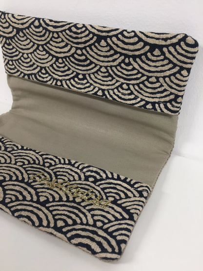 Vue intérieure du porte chéquier en lin et tissu japonais Seigaiha bleu nuit.