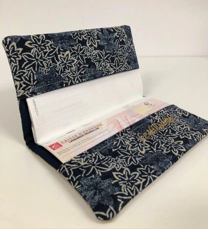 Le porte chéquier en lin et tissu japonais traditionnel bleu, ouvert.