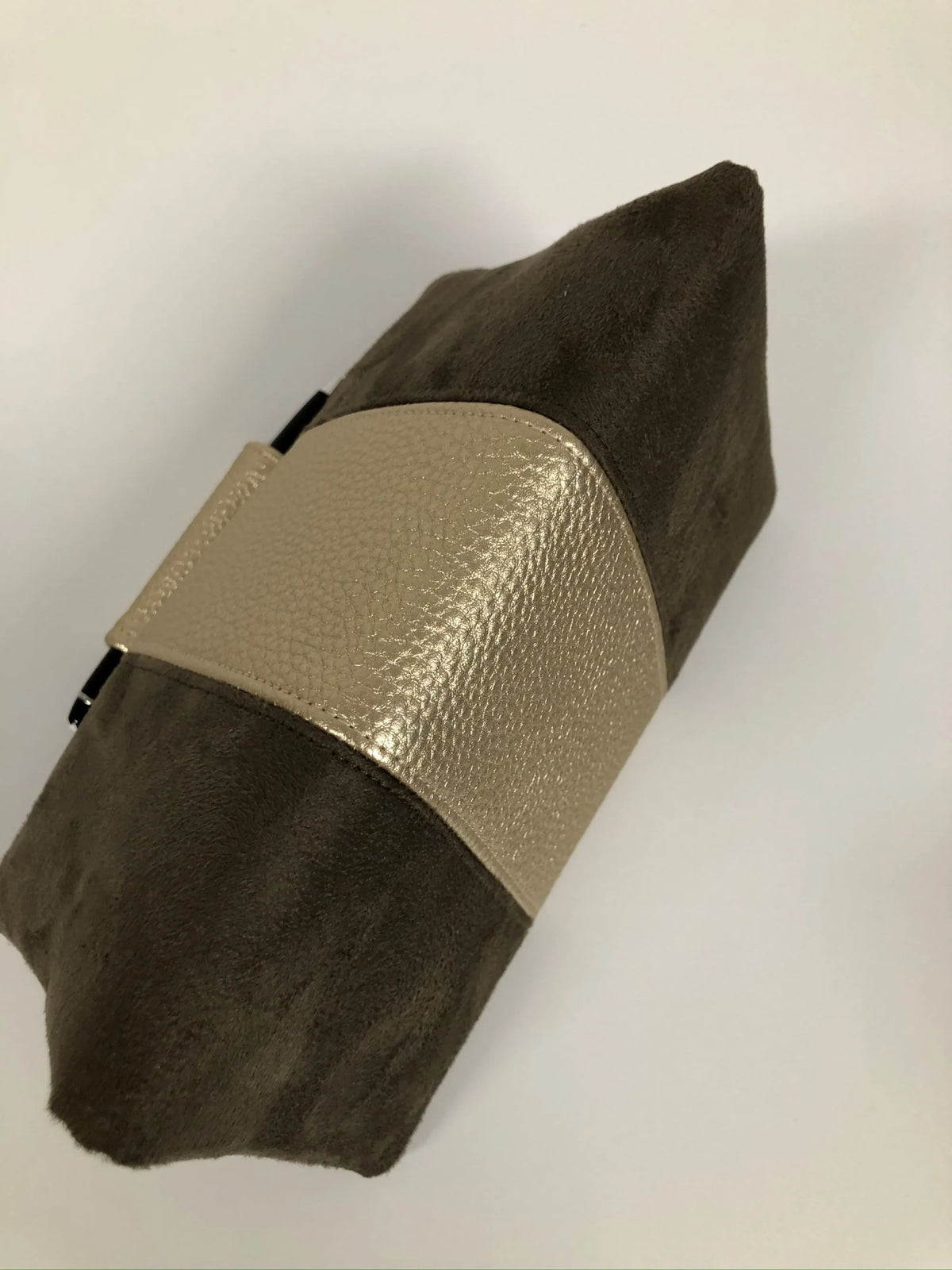 Vue supérieure du porte-chéquier marron et doré avec porte-stylo.
