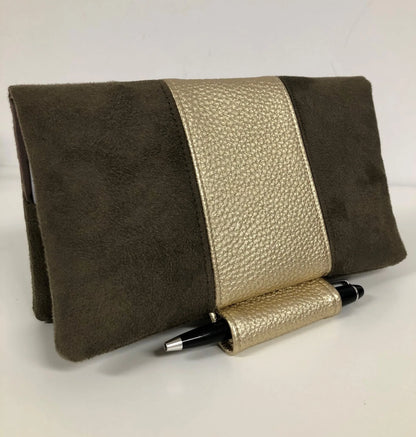 Le porte-chéquier marron et doré avec porte-stylo, vu de face.