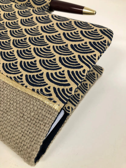 Vue détaillée de la face avant du porte-chéquier avec porte stylo en lin et tissu japonais Seigaiha.