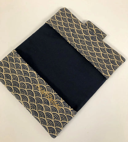 L'intérieur du porte-chéquier avec porte stylo en lin et tissu japonais Seigaiha bleu marine.