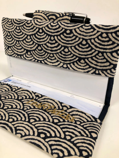 Le porte chéquier avec porte stylo en lin et tissu japonais Seigaiha bleu nuit, ouvert