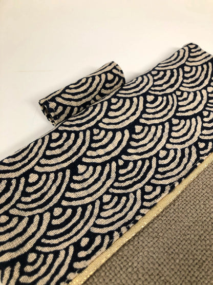 Vue détaillée du porte chéquier avec porte stylo en lin et tissu japonais Seigaiha bleu nuit.