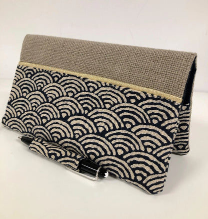 Le porte chéquier avec porte stylo en lin et tissu japonais Seigaiha bleu nuit, vue de face.