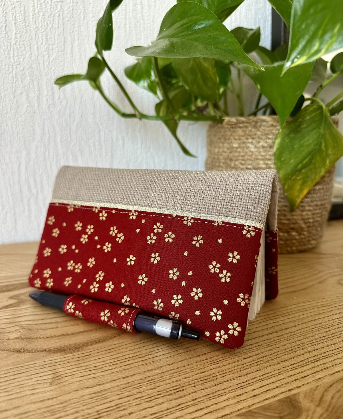 Le porte chéquier avec porte stylo en lin et tissu japonais Sakura rouge, vue d'ensemble.