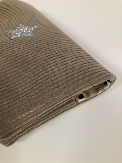 Vue latérale du porte chéquier en velours tricoté beige avec étoile pailletée argentée.