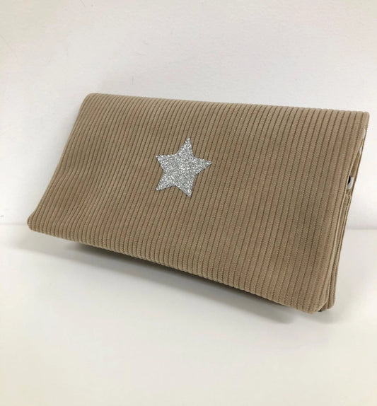 Le porte chéquier en velours côtelé beige avec étoile pailletée argentée, en face avant.