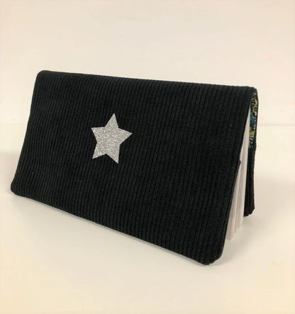 Le porte chéquier en velours noir avec étoile pailletée argentée en face avant.