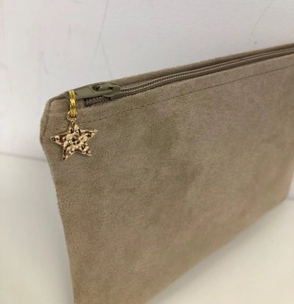 La face arrière du porte-monnaie beige et bleu nuit à fleurs dorées.