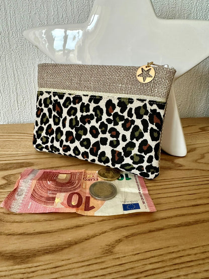Le porte monnaie léopard en lin beige, vu de face.