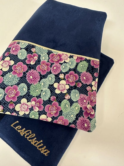 Vue globale du protège-agenda bleu marine en tissu japonais à fleurs mauves.