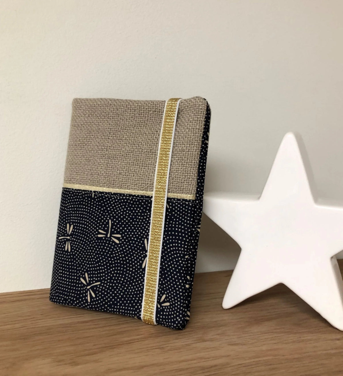 Le protège-agenda-en lin et tissu japonais bleu Komon Libellules, format A6.