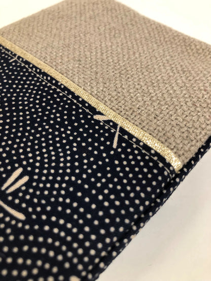 Vue détaillée du tissu japonais bleu Komon Libellules du protège-agenda en lin.