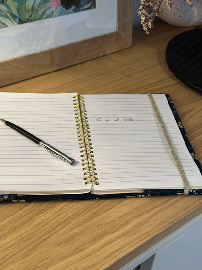 Exemple de carnet habillé par le protège agenda en lin et tissu japonais Sakura bleu .