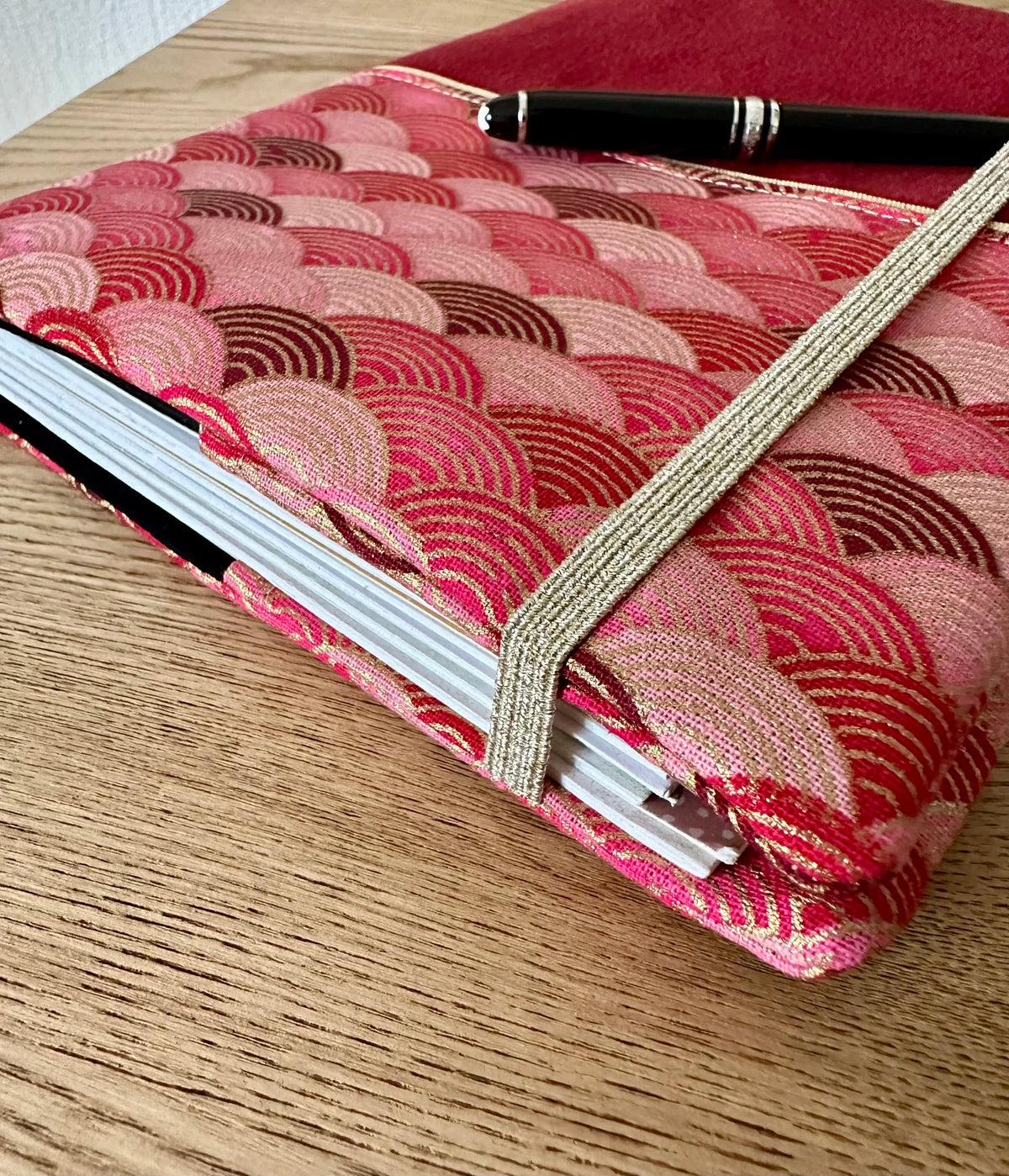 Le tissu japonais à petites vagues du protège agenda Seigaiha rouge.