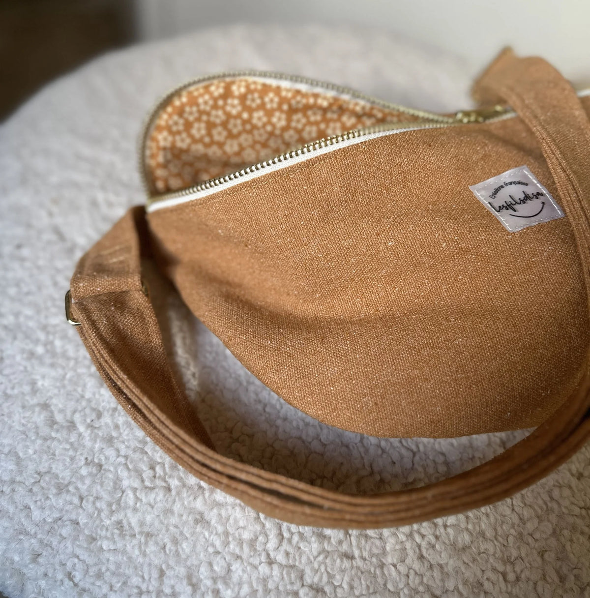 La doublure intérieure assortie du sac banane Lesfilsdisa en toile jaune moutarde.