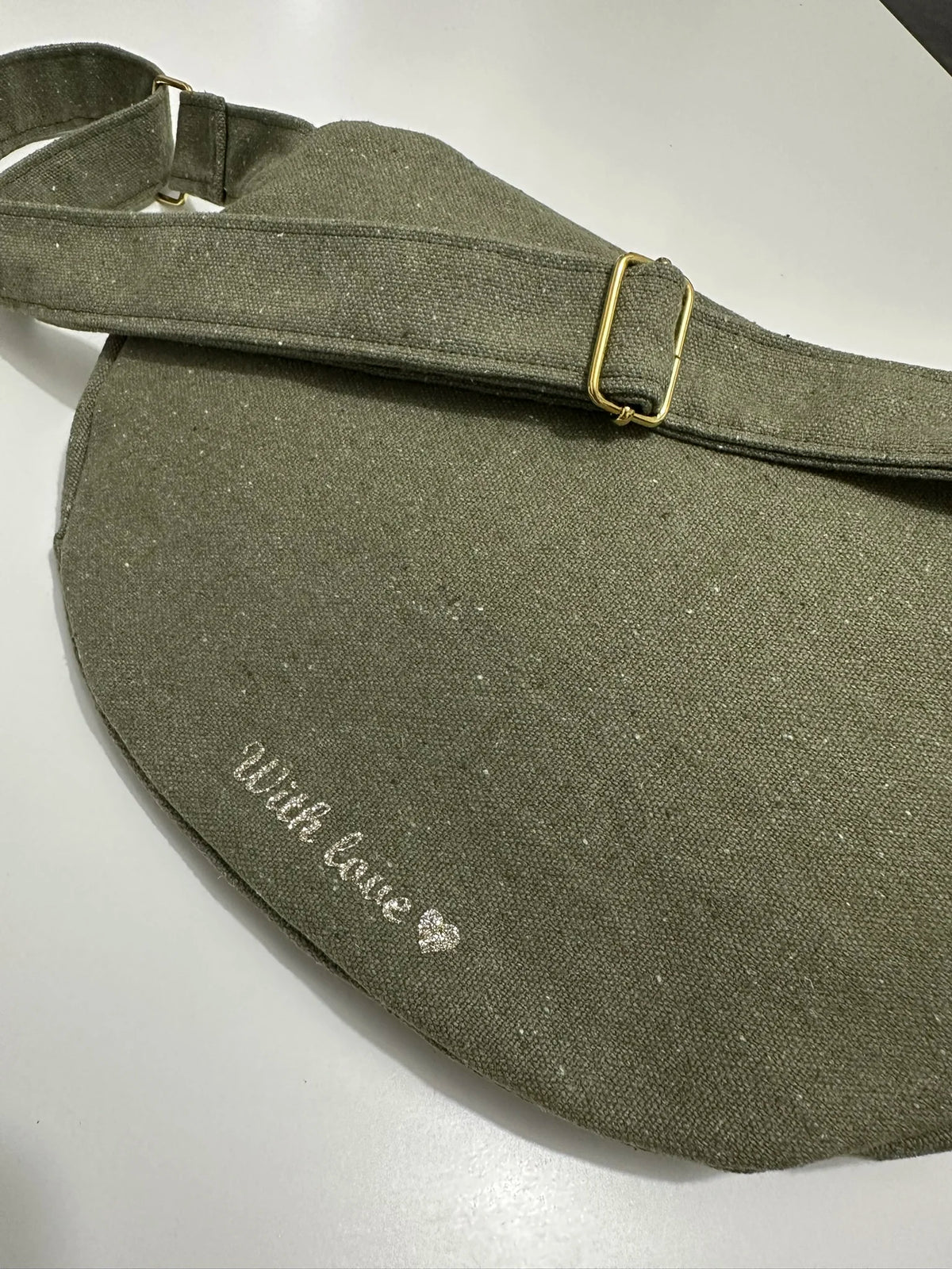 Exemple de personnalisation extérieure du sac banane en toile vert kaki.