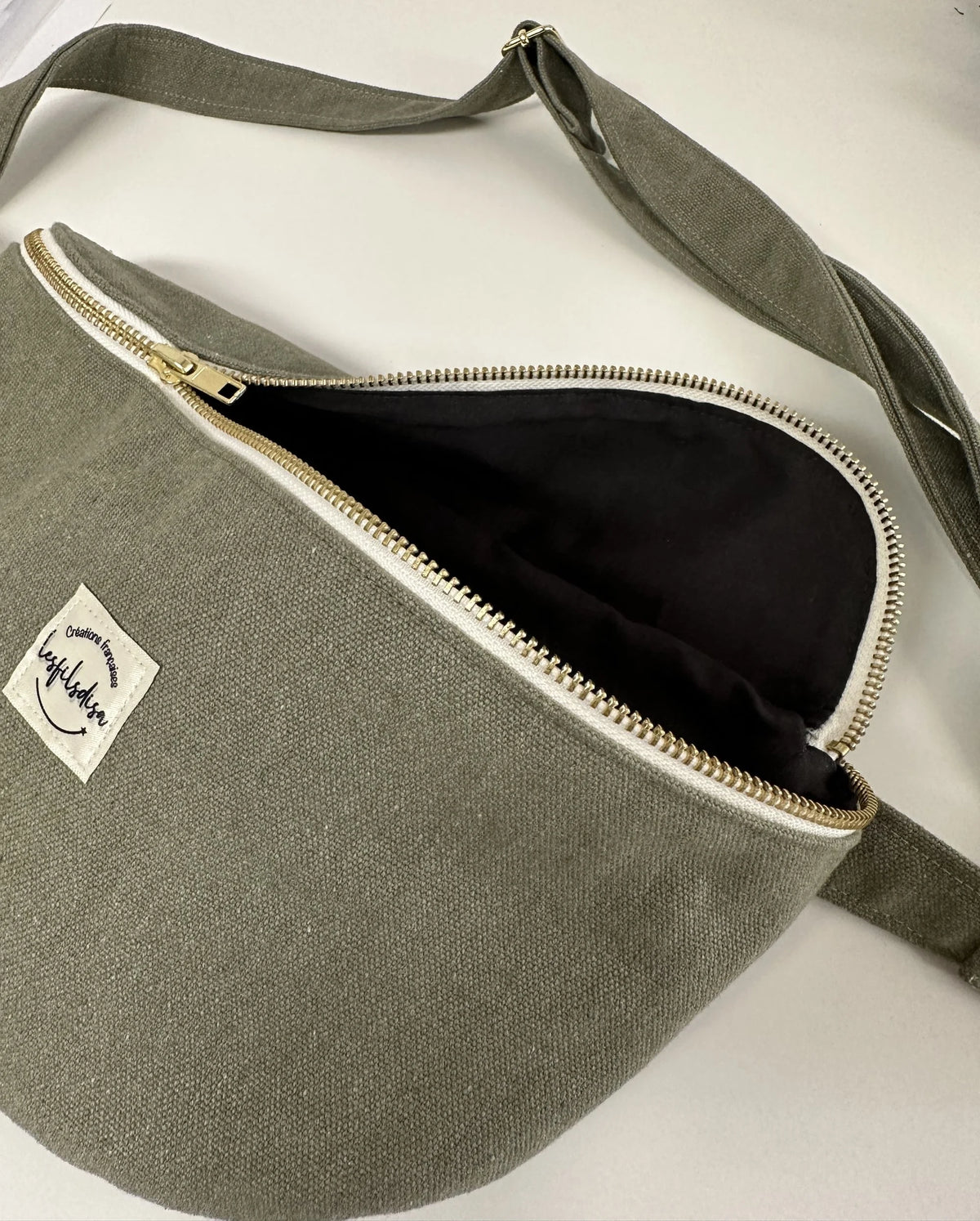 Le sac banane en toile vert kaki, ouvert.