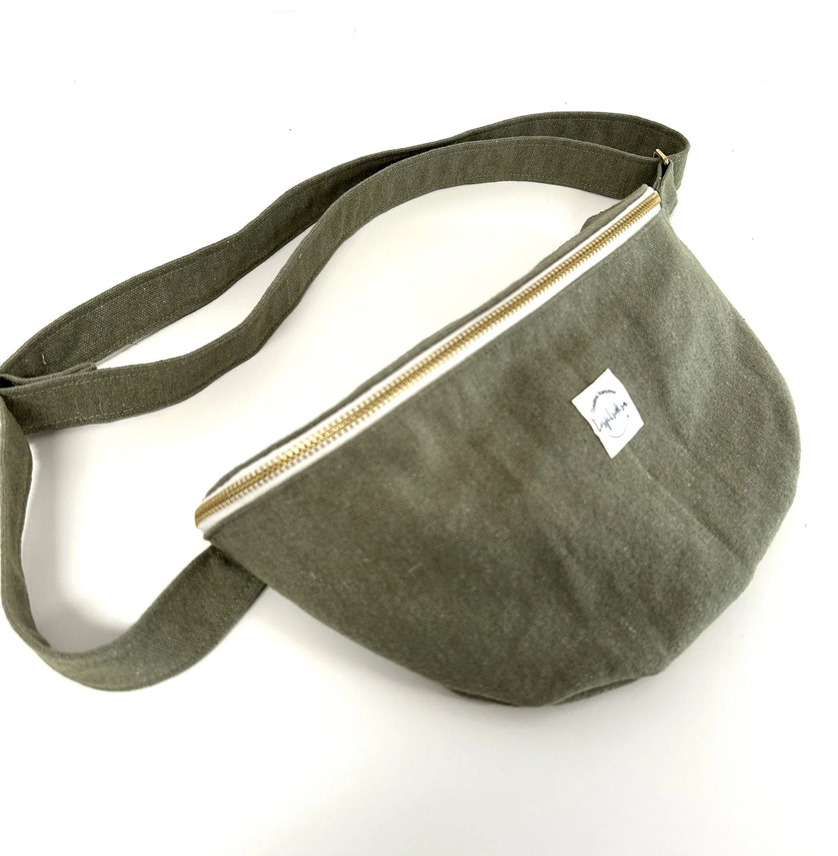 Le sac banane en toile vert kaki vue de face.