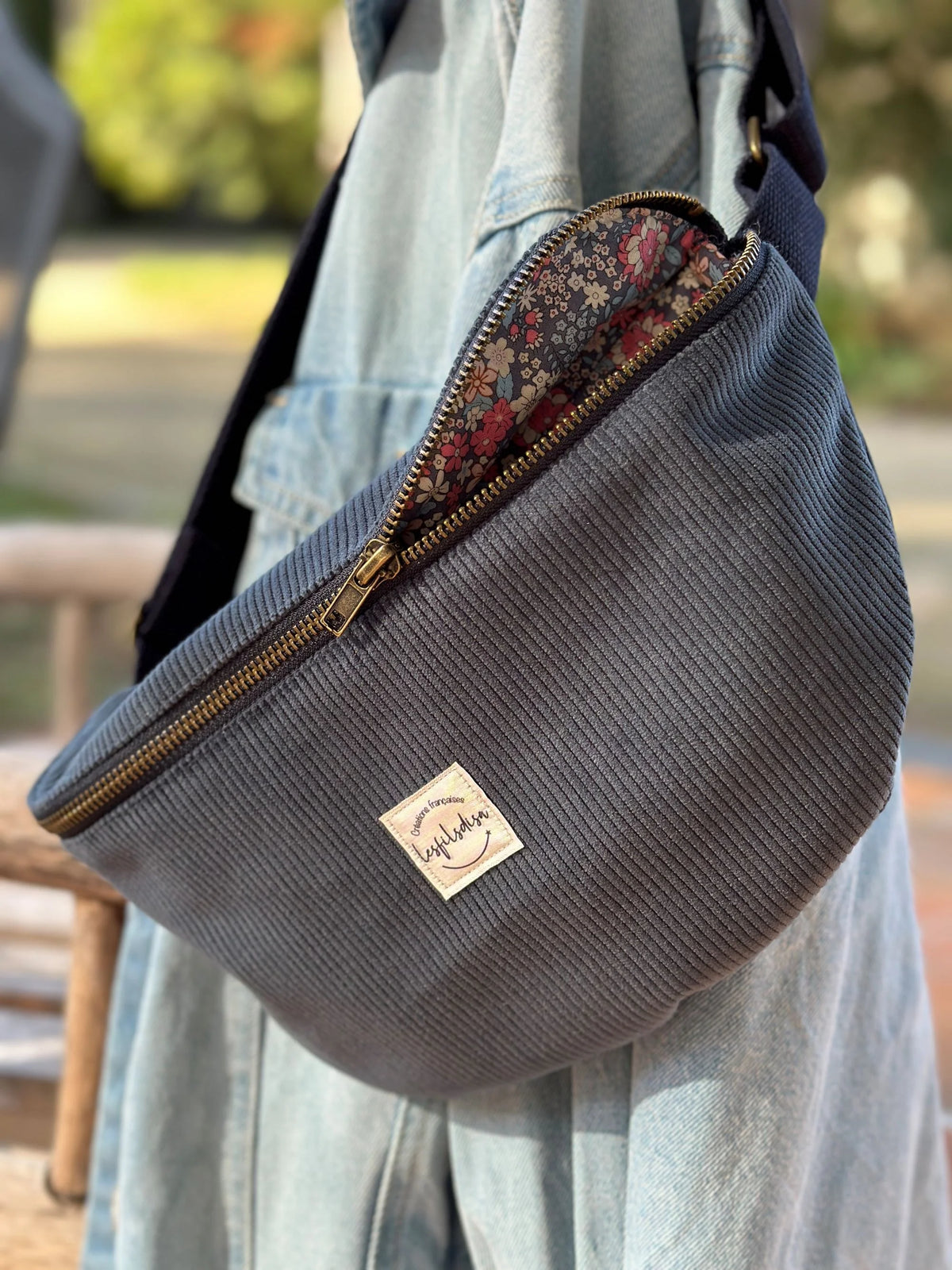 Le sac banane en velours côtelé bleu canard, entrouvert.