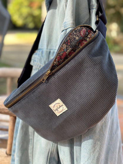 Le sac banane en velours côtelé bleu canard, entrouvert.