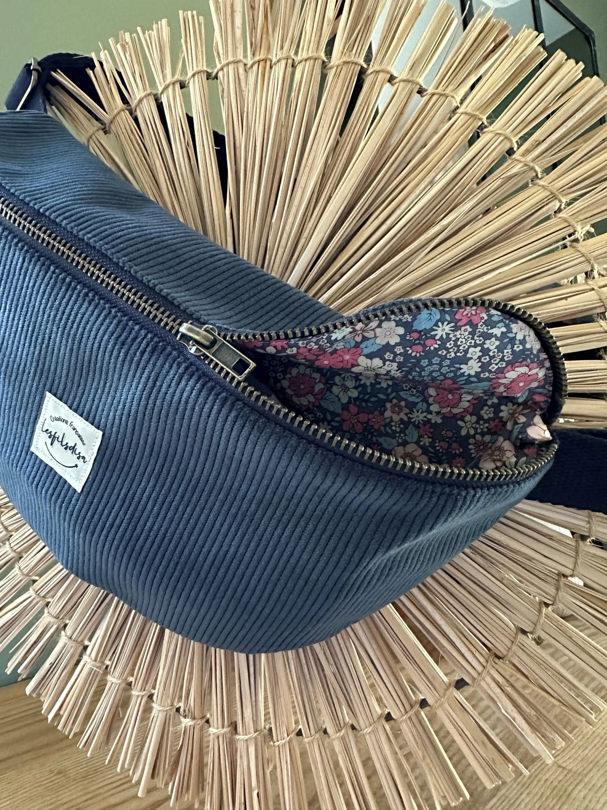 Le sac banane en velours côtelé bleu canard, doublure intérieure fleurie.