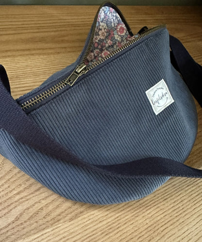 Le sac banane en velours côtelé bleu canard, face avant.