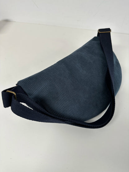 Le sac banane en velours côtelé bleu canard, de dos.