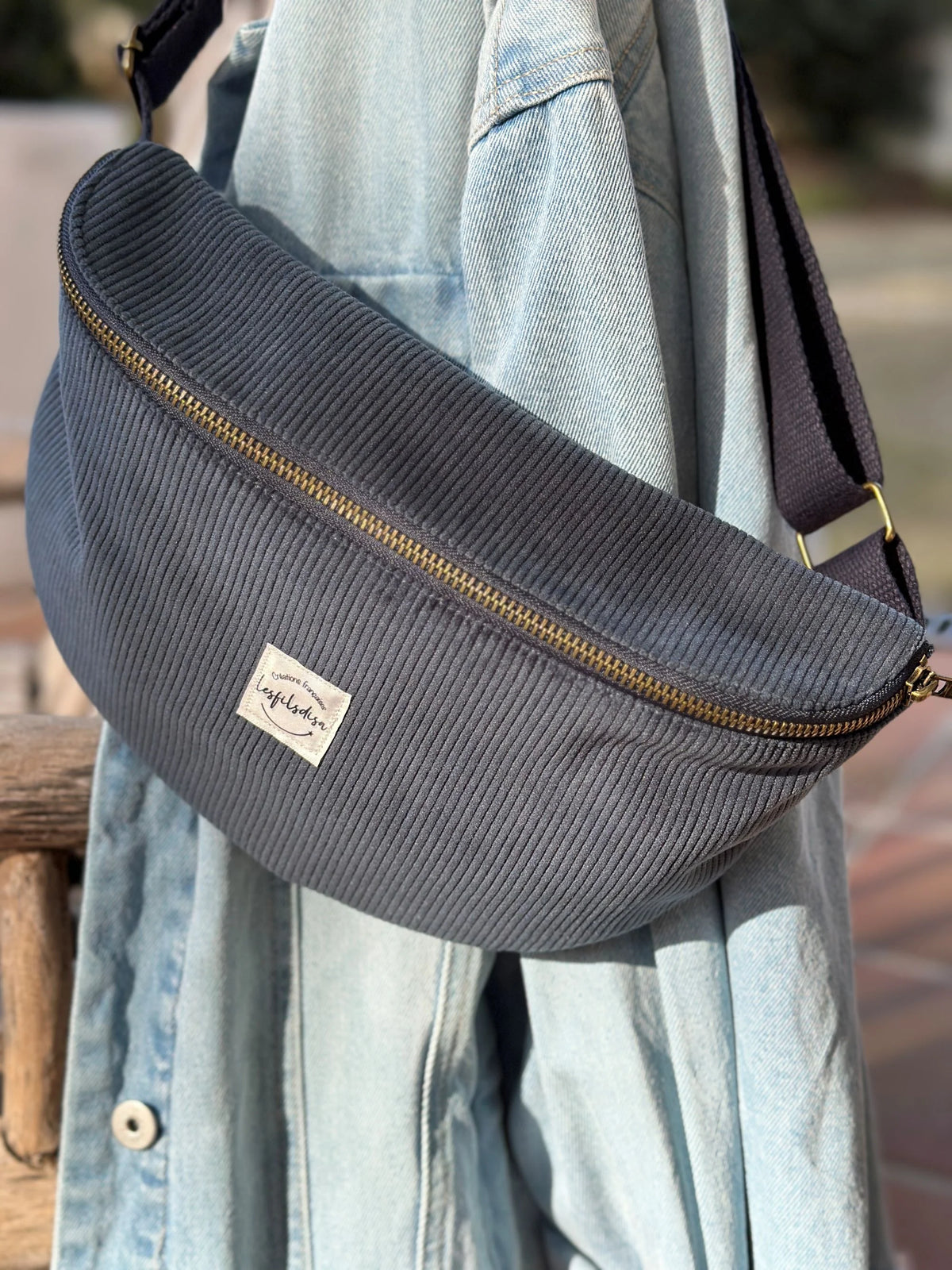Le sac banane en velours côtelé bleu canard