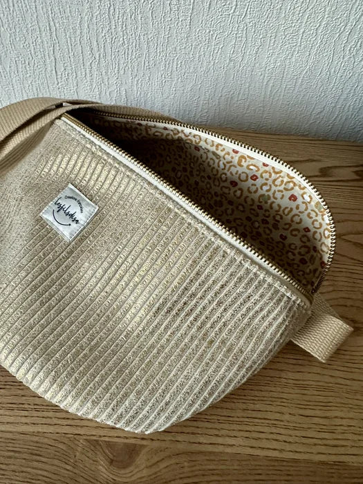 La doublure intérieure du sac banane en velours cotelé doré