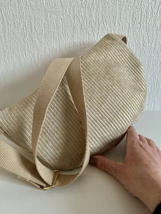 Le dos du sac banane en velours cotelé doré