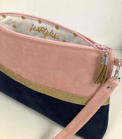 Le sac bandoulière Isa rose poudré et bleu marine à paillettes dorées, ouvert.