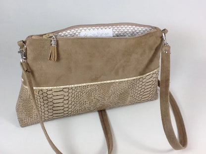 Le sac bandoulière Isa camel et doré aspect reptile, ouvert.