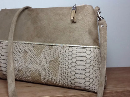 Vue détaillée du sac bandoulière Isa camel et doré aspect reptile.