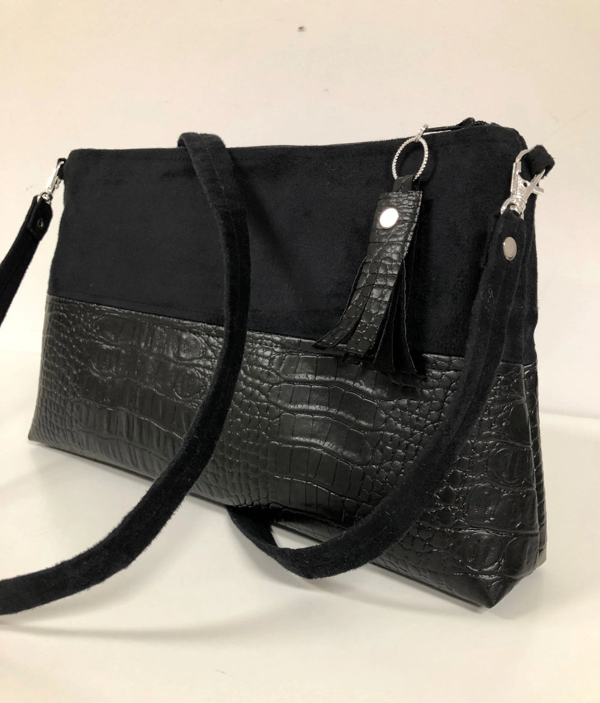 L'aspect bi matière du sac bandoulière Isa noir aspect reptile.