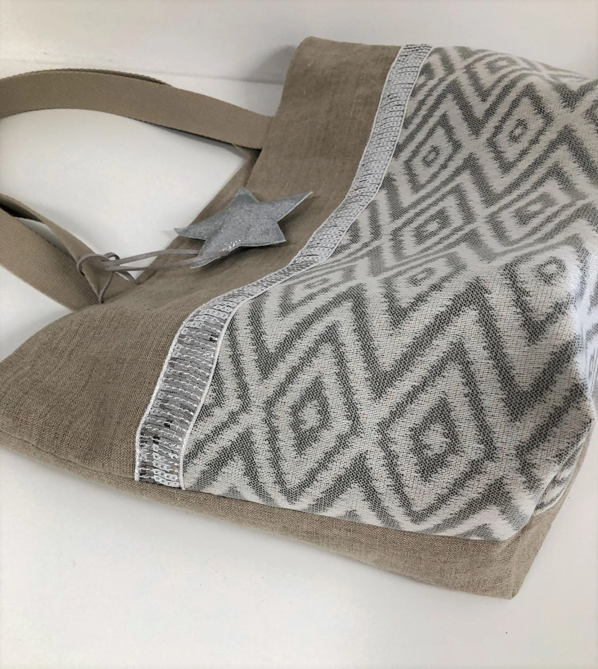 Le sac cabas Isa en lin et chevrons écrus,à paillettes argentées, en face avant.