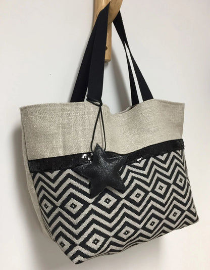 Vue d'ensemble du sac cabas Isa en lin et chevrons noirs à paillettes.