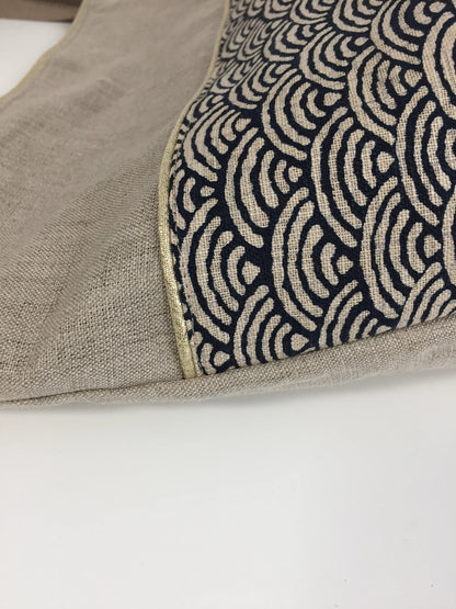 Face avant du sac cabas Isa en lin et tissu japonais bleu nuit, beige et doré.