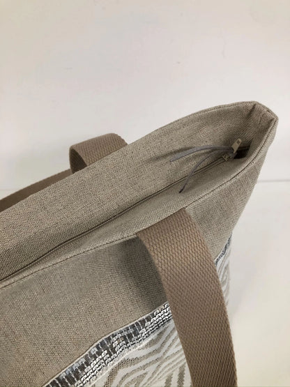La fermeture éclair du sac cabas Isa, posée en retrait.