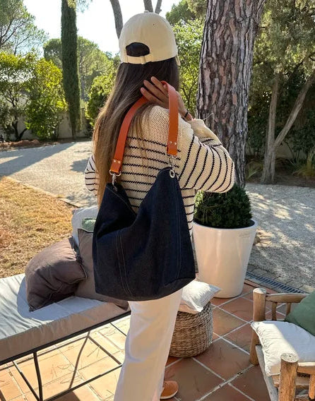 Le sac hobo en denim et anse en cuir orange