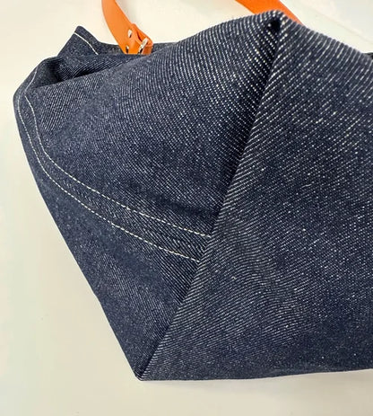 le fond du sac hobo en denim et son anse en cuir orange 