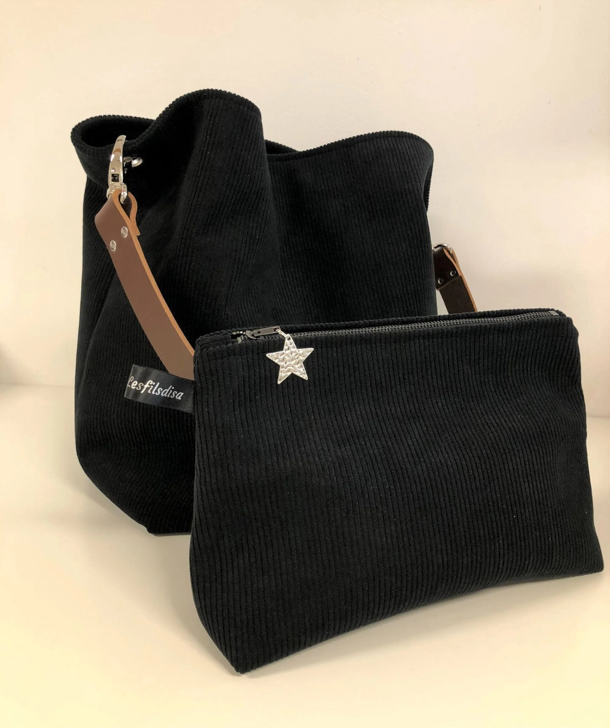 Le sac Hobo et la pochette en velours côtelé noir