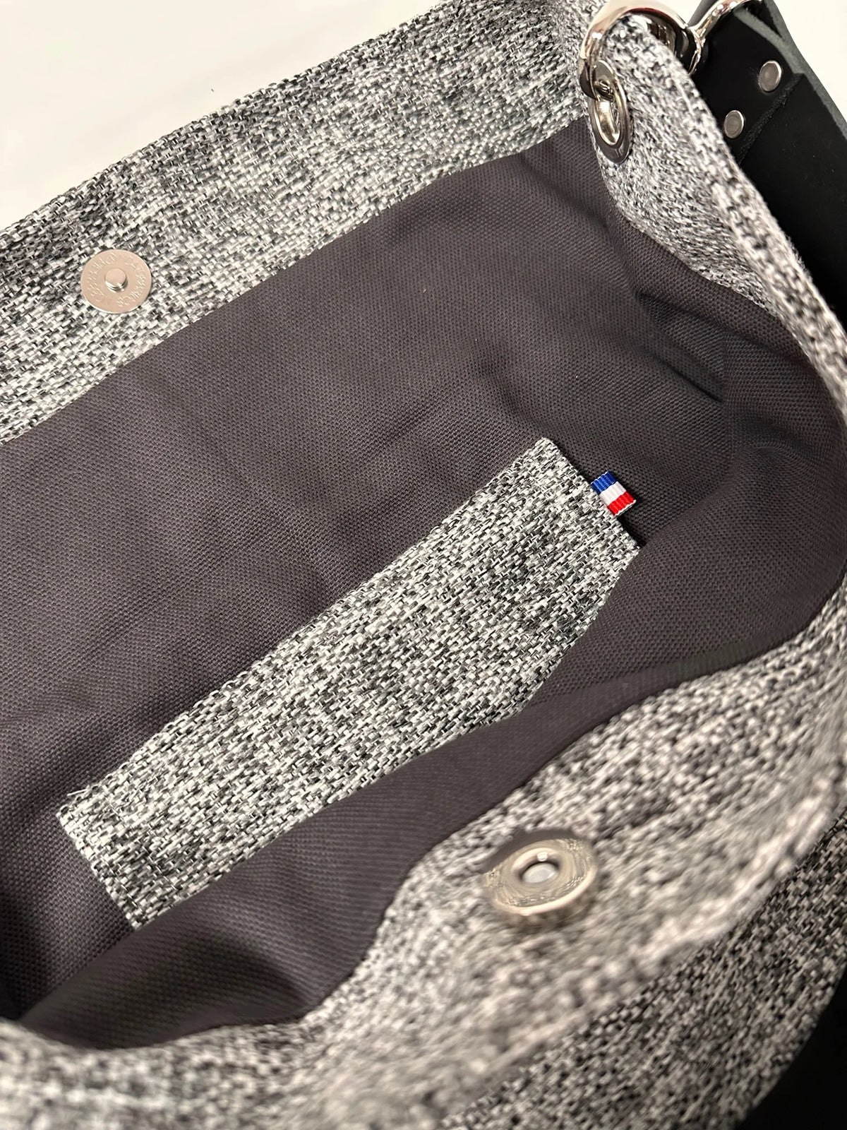 La poche intérieure du sac hobo gris chiné.